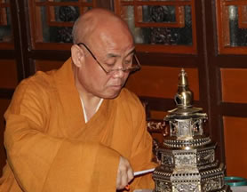 北京广济寺演觉方丈在仔细观摩